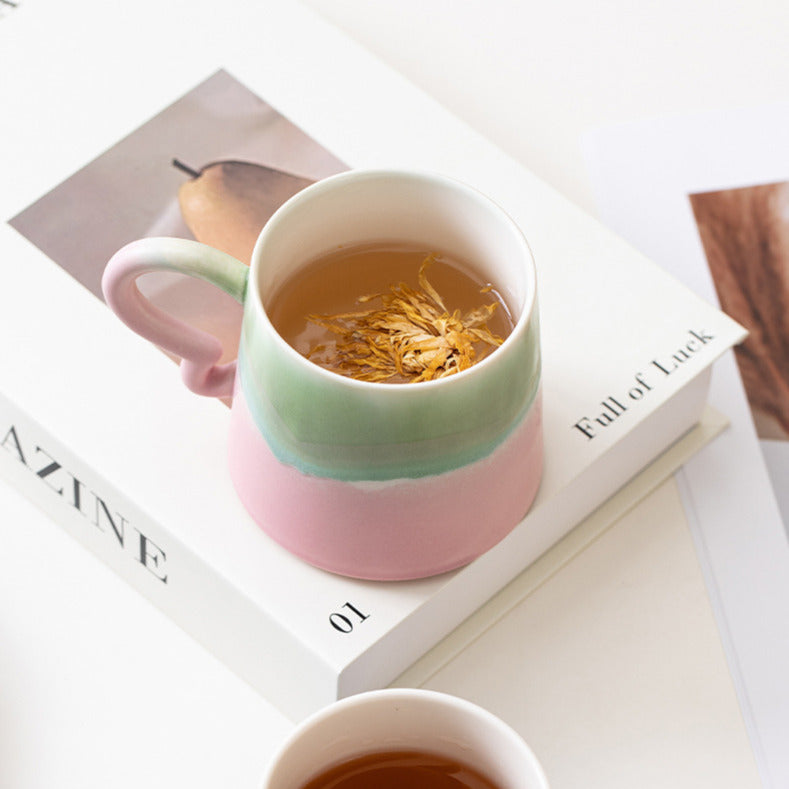 Mug artisanal "Aquarela" à l'émail réactif rose et vert