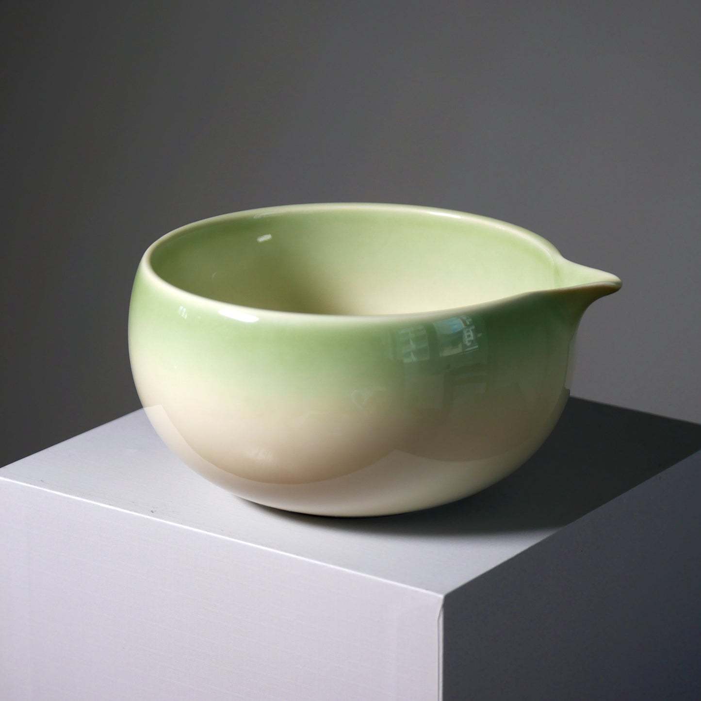 Bol à matcha artisanal à fond plat "zen" avec bec verseur