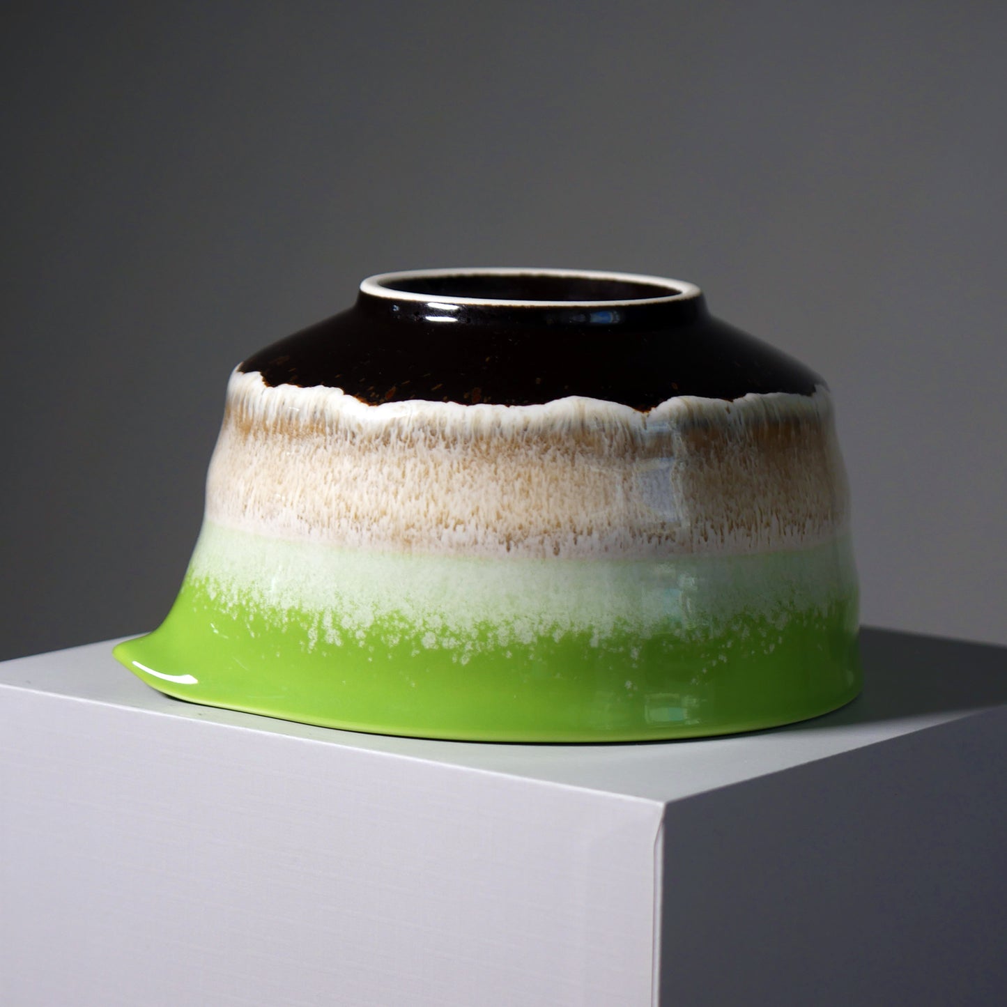 Bol à matcha artisanal à fond plat "jardin" avec bec verseur