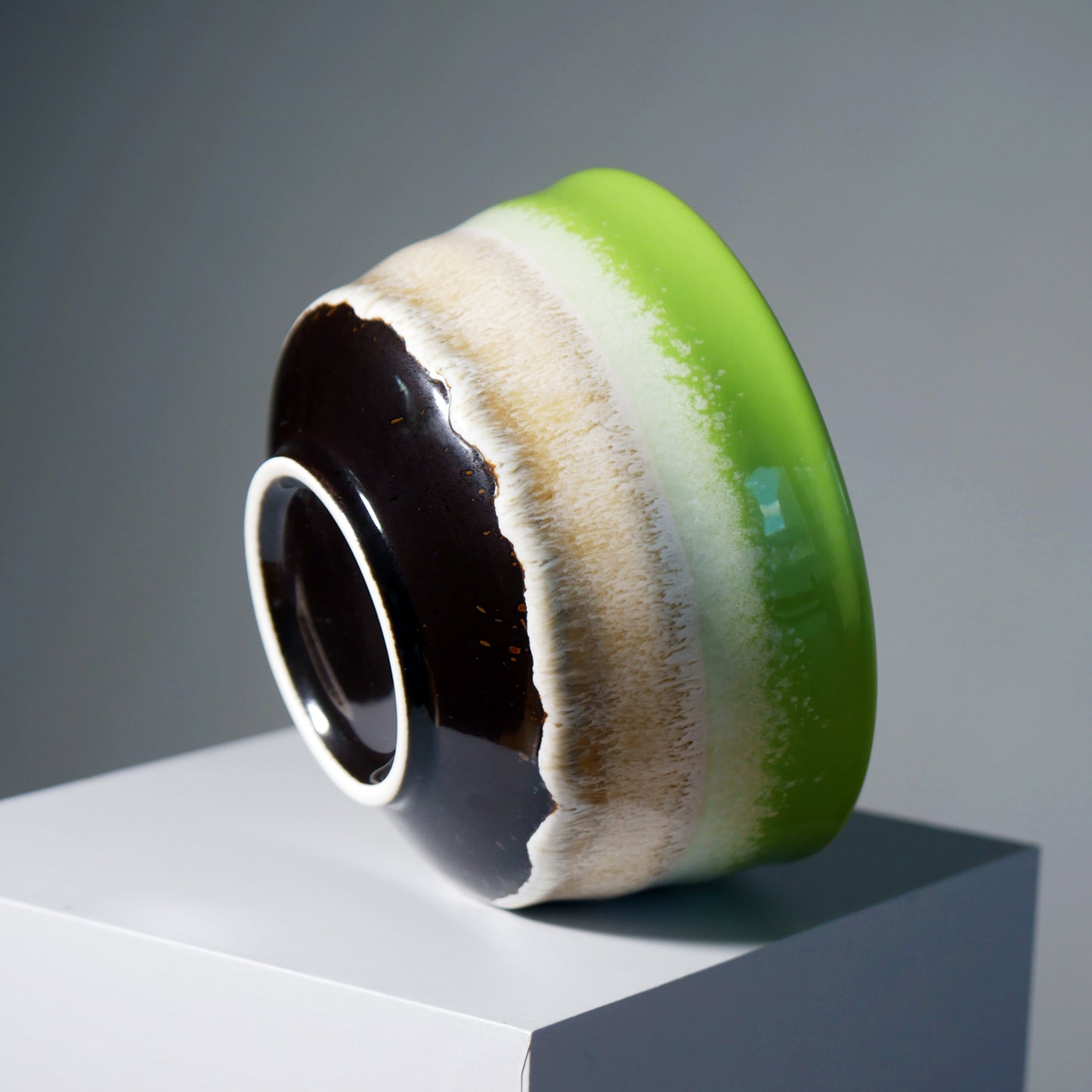 Bol à matcha artisanal à fond plat "jardin" avec bec verseur