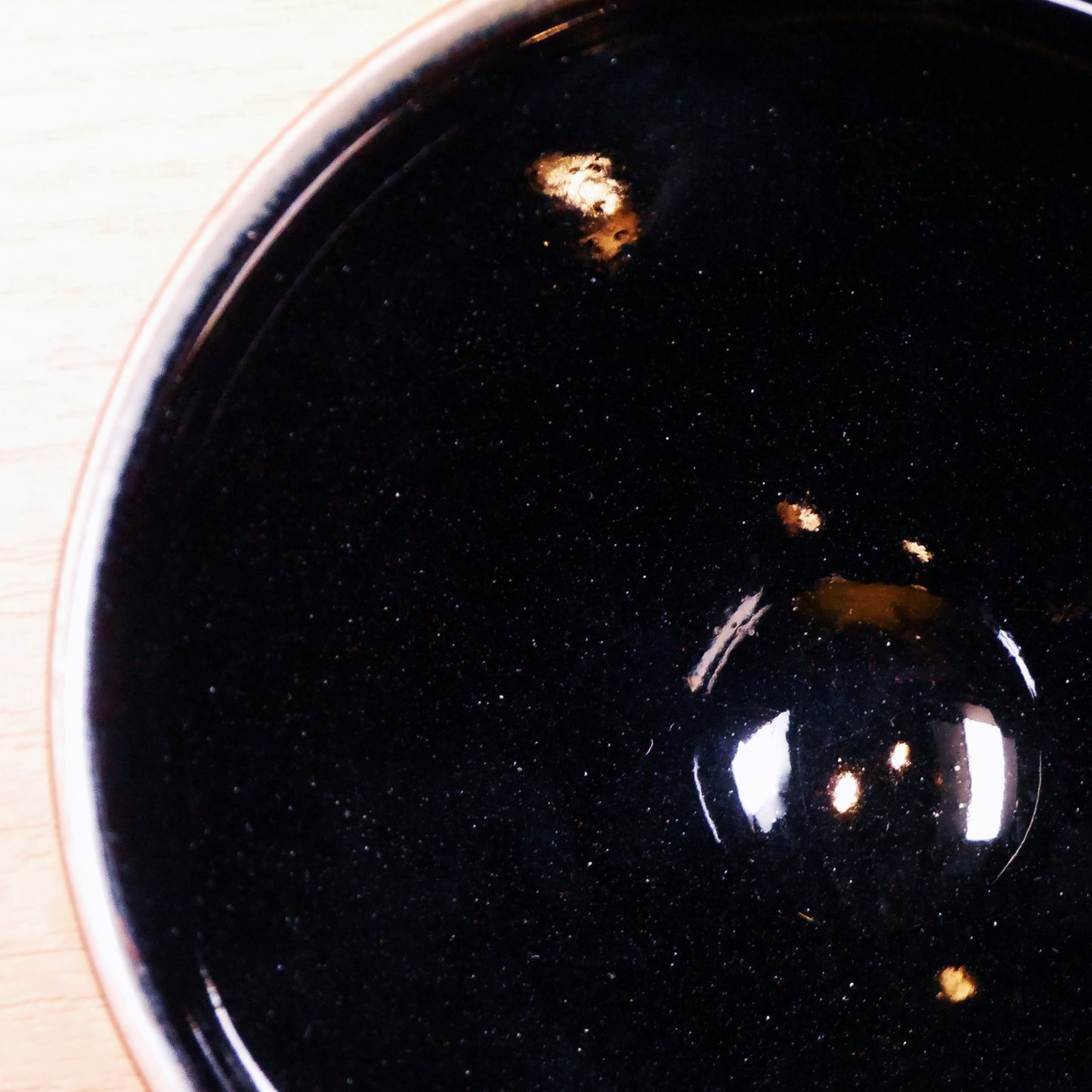 Bol à matcha artisanal Tenmoku "Noir d'or"