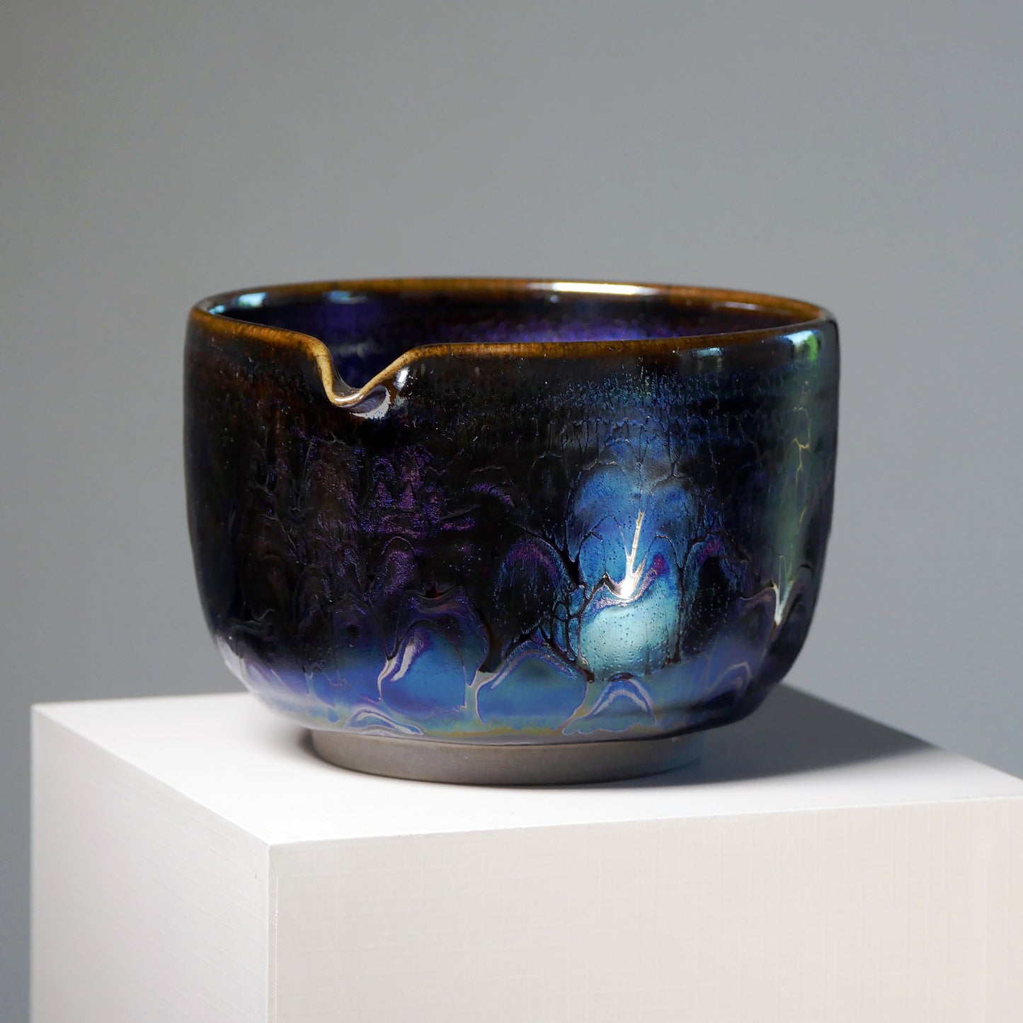 Bol à matcha artisanal à fond plat "Esprit Bleu" avec bec verseur