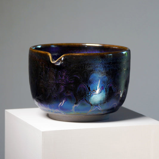 Bol à matcha artisanal à fond plat "Esprit Bleu" avec bec verseur