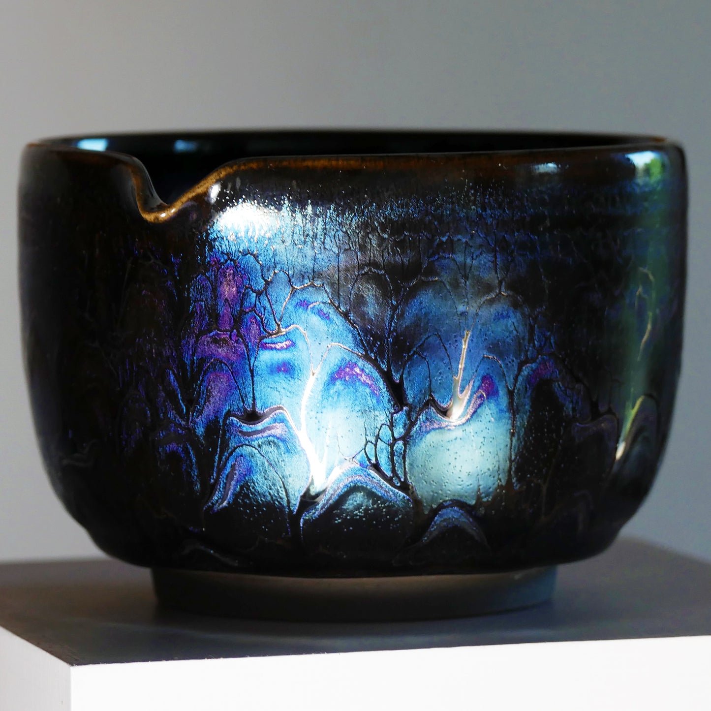 Bol à matcha artisanal à fond plat "Esprit Bleu" avec bec verseur