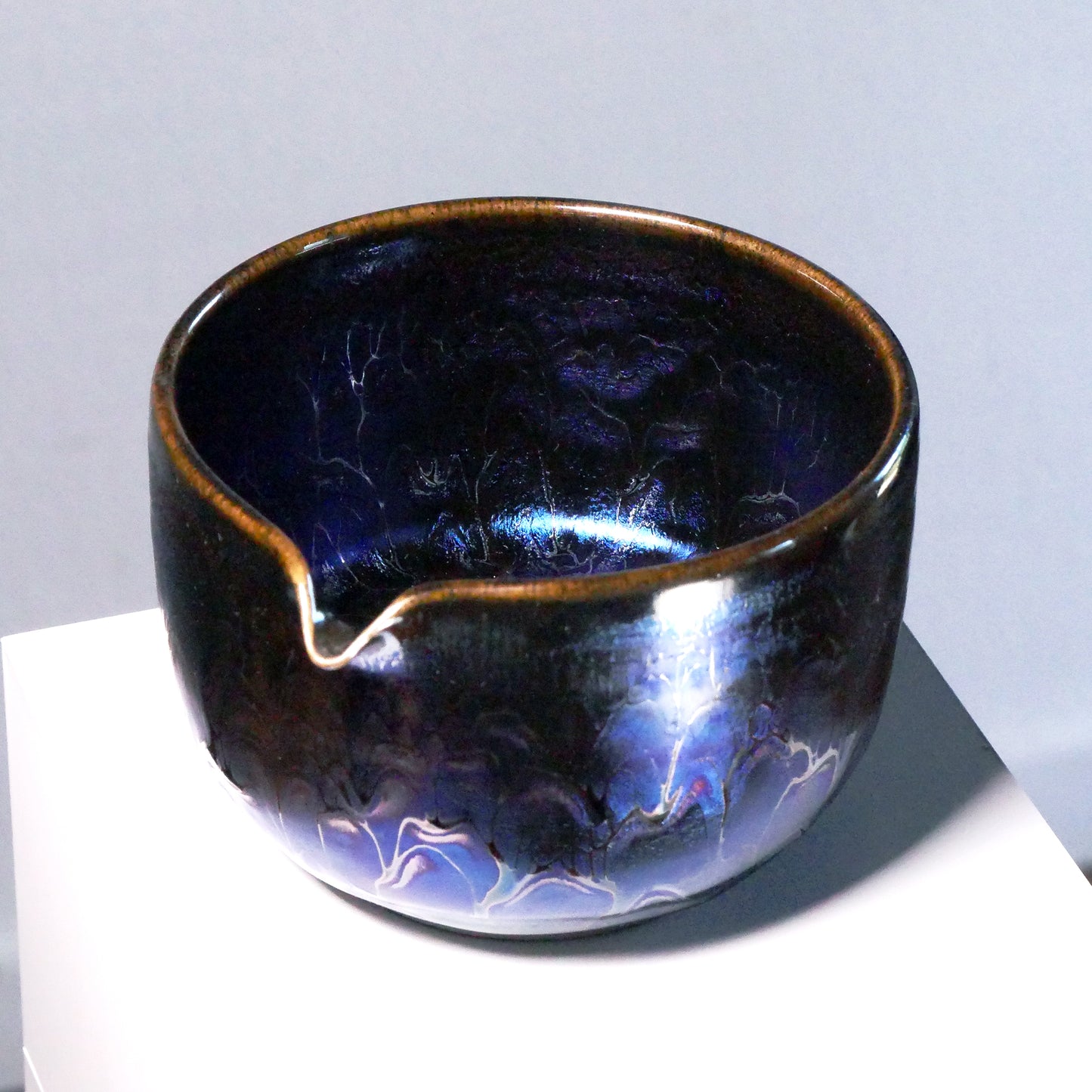 Bol à matcha artisanal à fond plat "Esprit Bleu" avec bec verseur